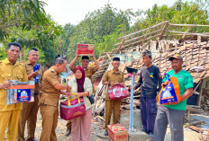Pemdes Jatibarang Baru Salurkan Bantuan dari Dinsos untuk Warga Korban Rumah Ambruk