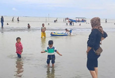 Momen Liburan Tahun Baru 2026, Pantai Kasih Karangsong Tetap Jadi Pilihan