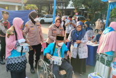 Personel Polres Indramayu Bantu Jemaah Haji Indramayu