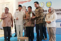 Naikan Hasil Panen, Daddy Rohanady Salurkan Puluhan Ribu Liter Bantuan PHC untuk Petani Indramayu