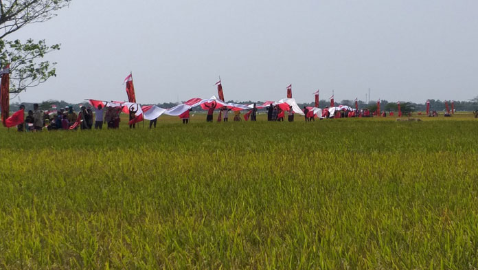 Bendera Merah Putih Sepanjang 1945 Meter Terbentang di Desa Jumbleng Indramayu