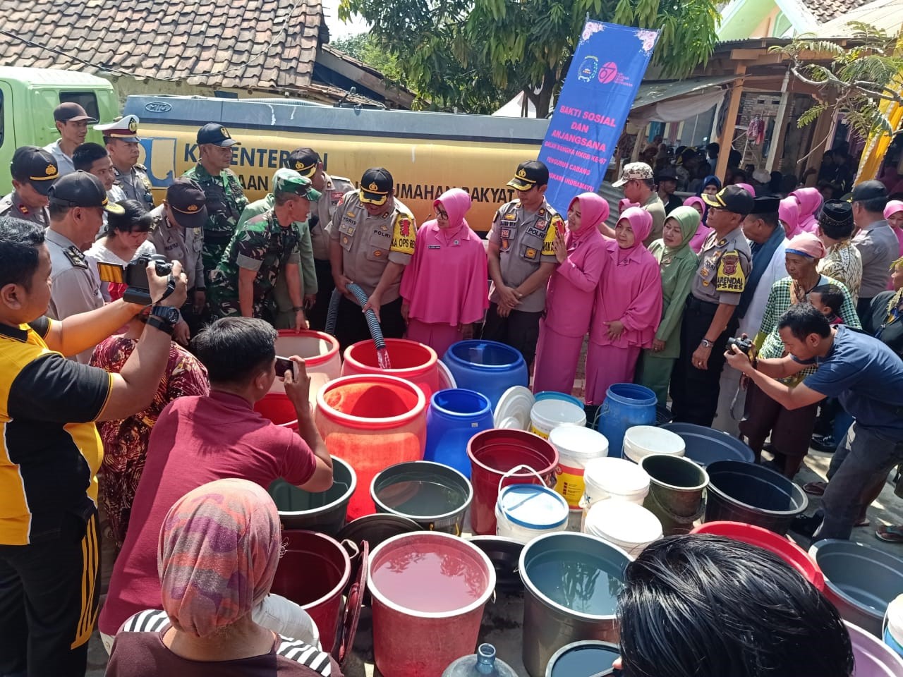 Aparat TNI-Polri Helat Bakti Sosial, Beri Sembako sampai Air Bersih
