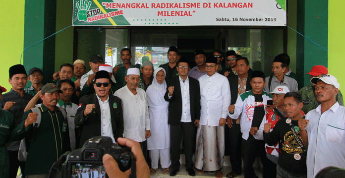 Rastawiguna Daftar Cabup ke PKB Diantar Ibu Kandung