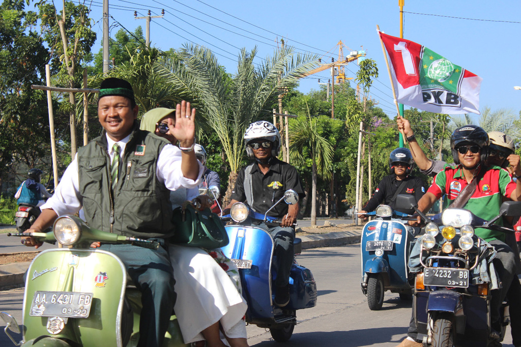 Naik Vespa, Muhamad Sholihin Daftar Calon Bupati