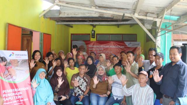 PT PDSI Perdayakan Masyarakat Pengrajin Sapu Tepes di Indramayu