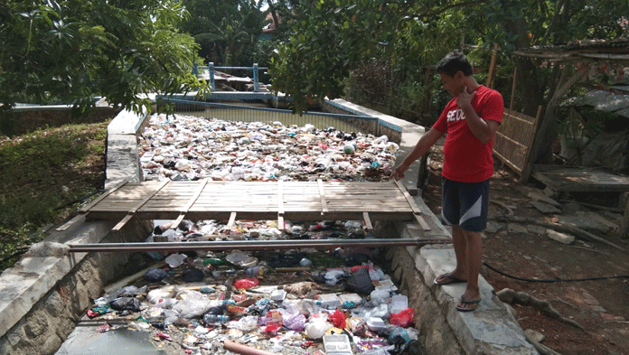 Sampah Menumpuk di Saluran Irigasi, Warga Minta Instansi Terkait Bertindak