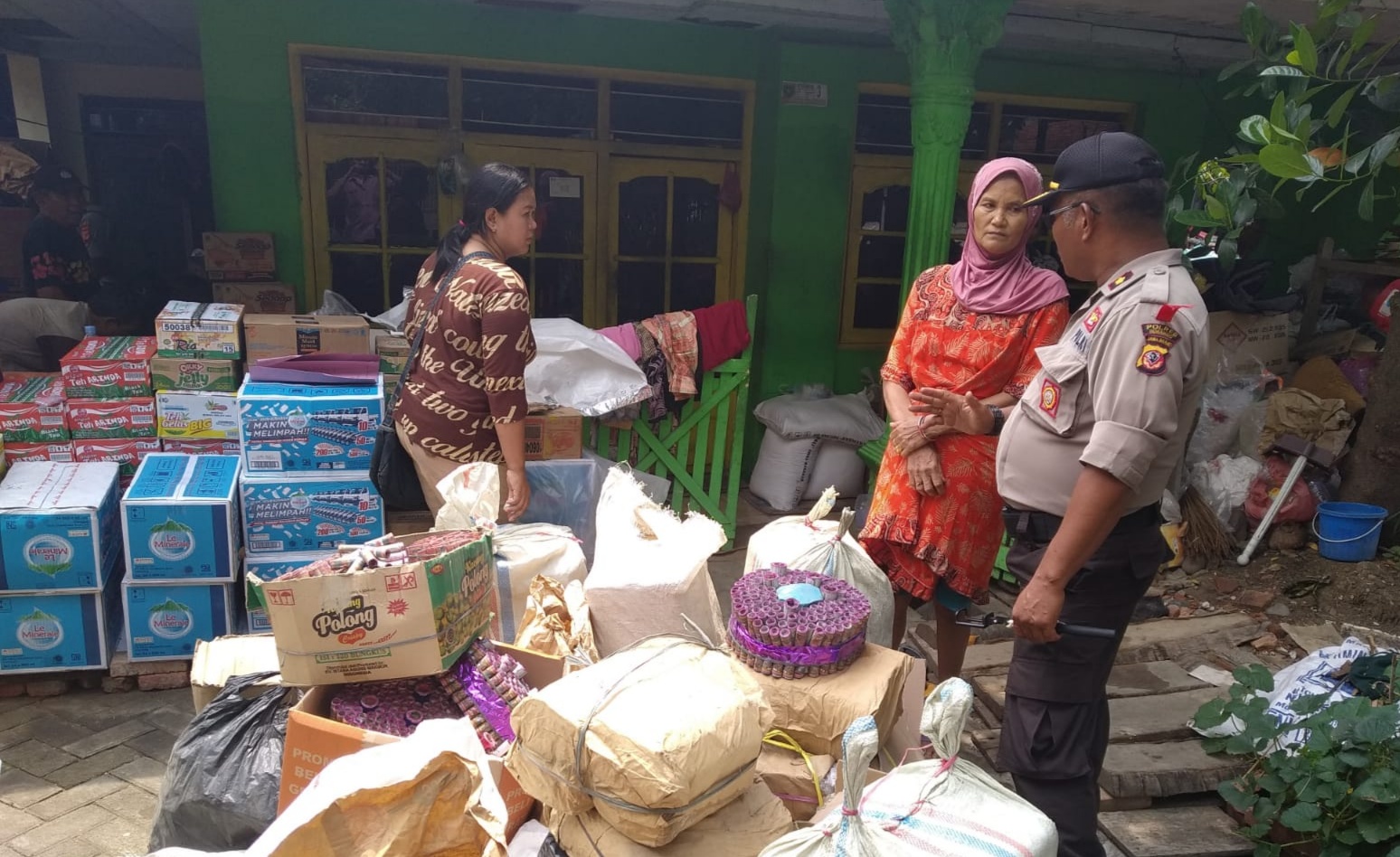 Polisi Razia Rumah Dua Warga Lansia, Ratusan Ribu Petasan Disita