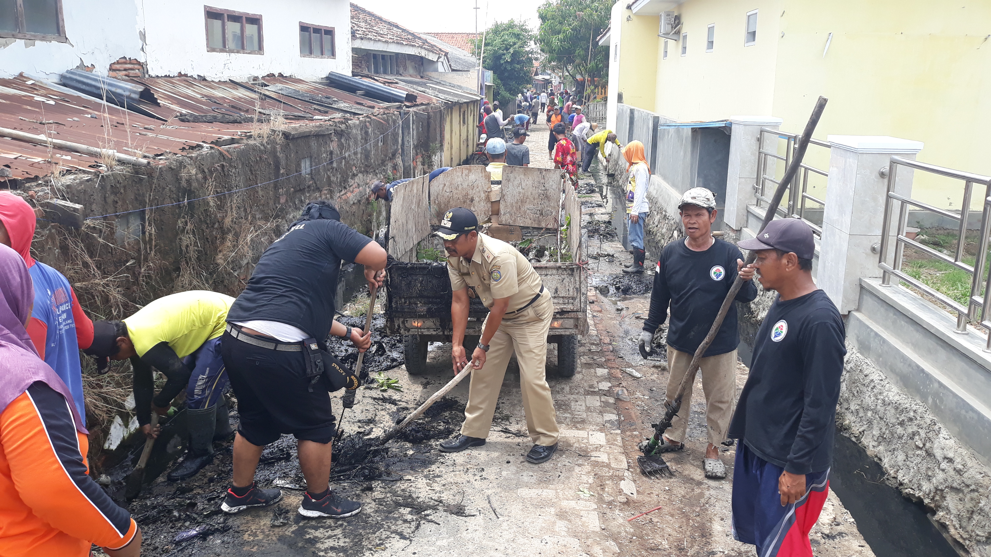 Nelayan Eretan  Gotong Royong Bersihkan Selokan Antisipasi Banjir