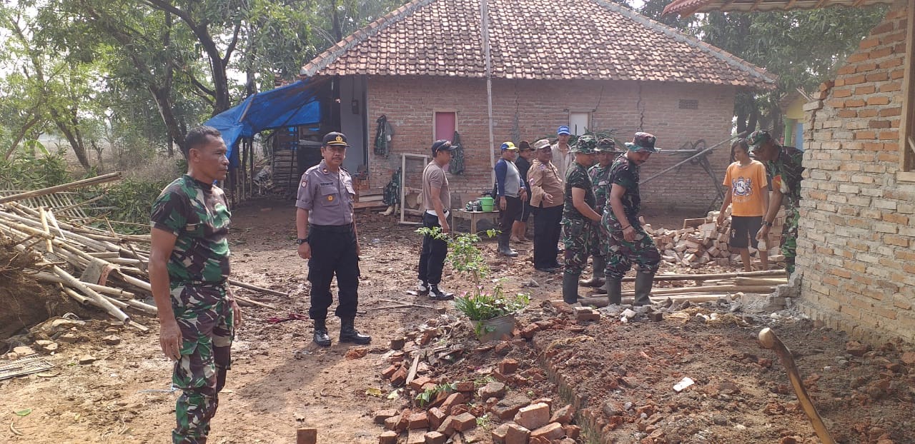 Aparat Gabungan Recovery Lokasi Bencana Angin Puting Beliung