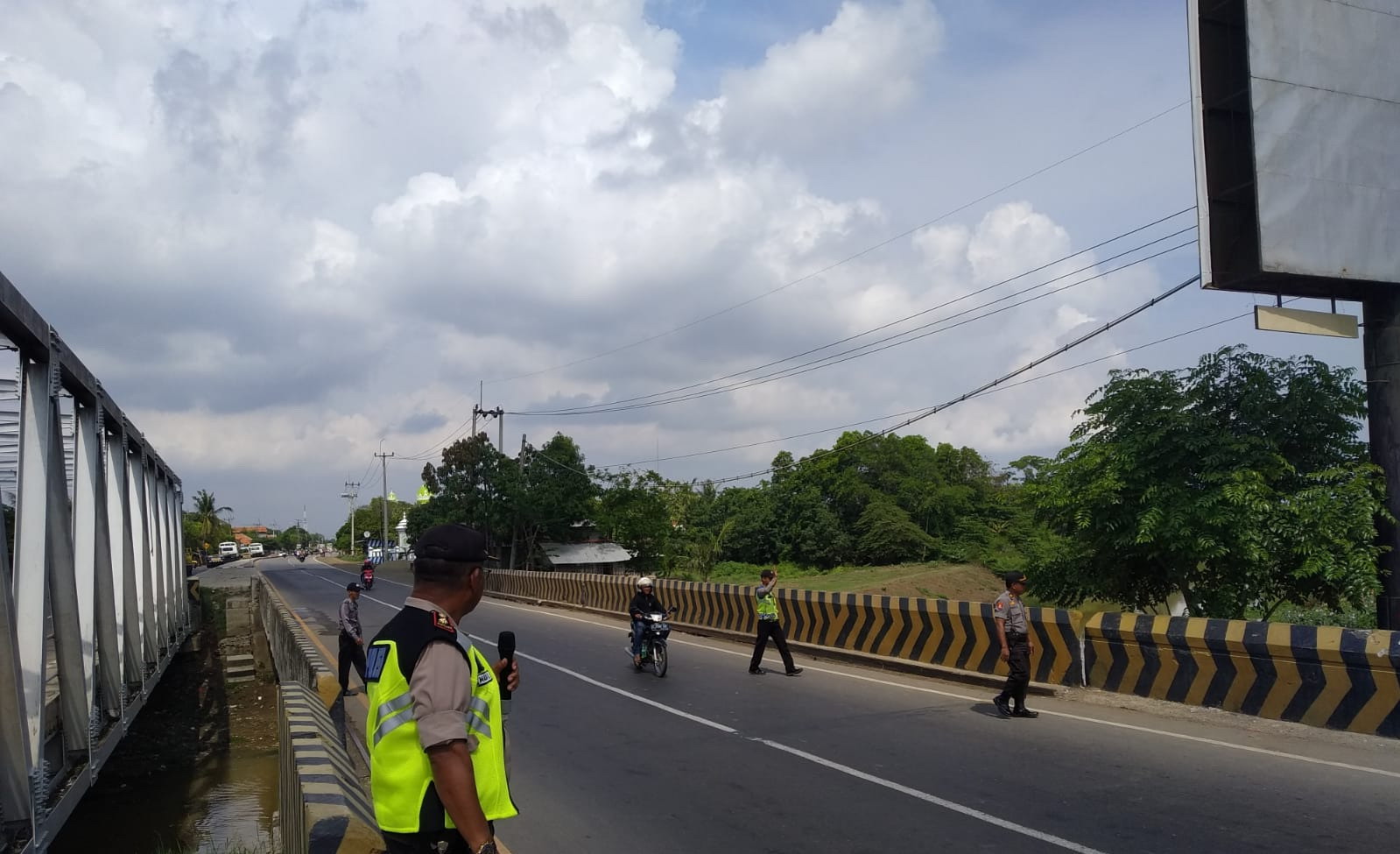 Demi Kelancaran Lalin Nataru,  Polisi Sterilkan Jembatan Sewo