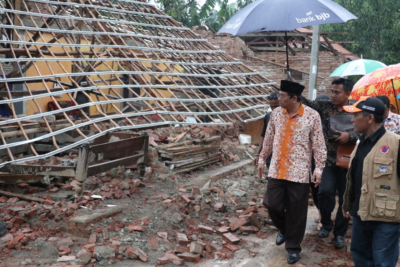 Plt Bupati Taufik Hidayat  Salurkan Bantuan untuk Korban Puting Beliung