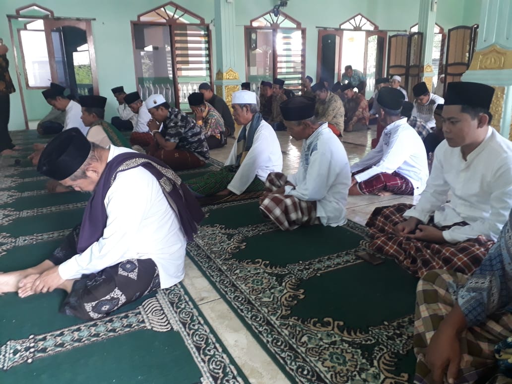 Umat Islam Salat Gerhana Matahari, Warga Inbar Lihat GMC lewat Baskom