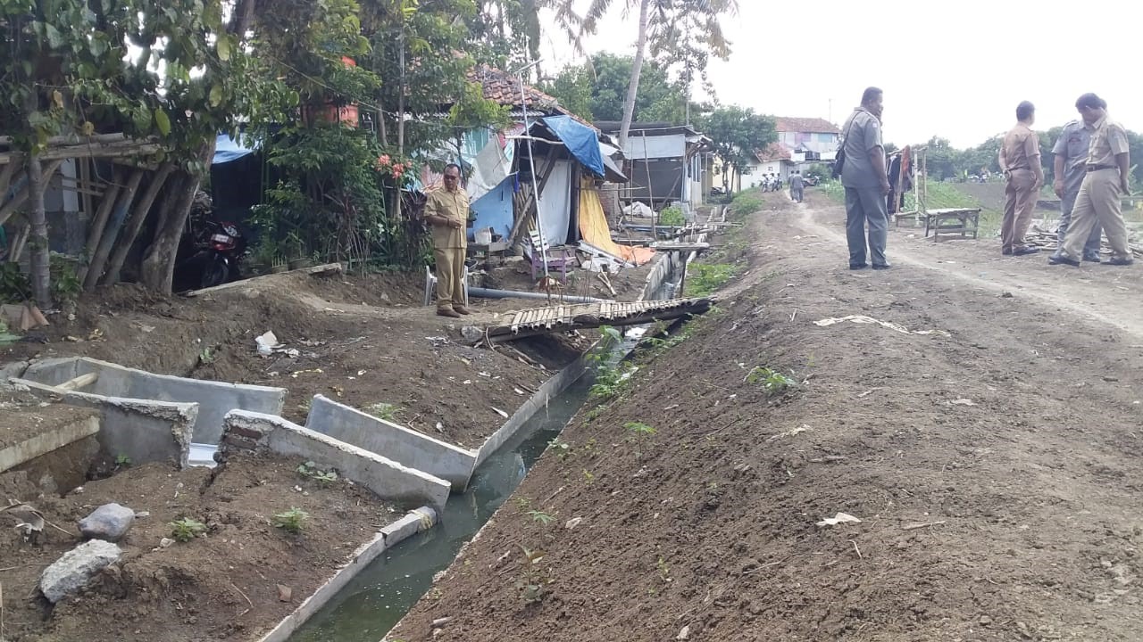 Baru Diperbaiki Sudah Ambles, Pemcam Kerahkan Personel Pantau Kondisi Tanggul Sungai Cimanuk