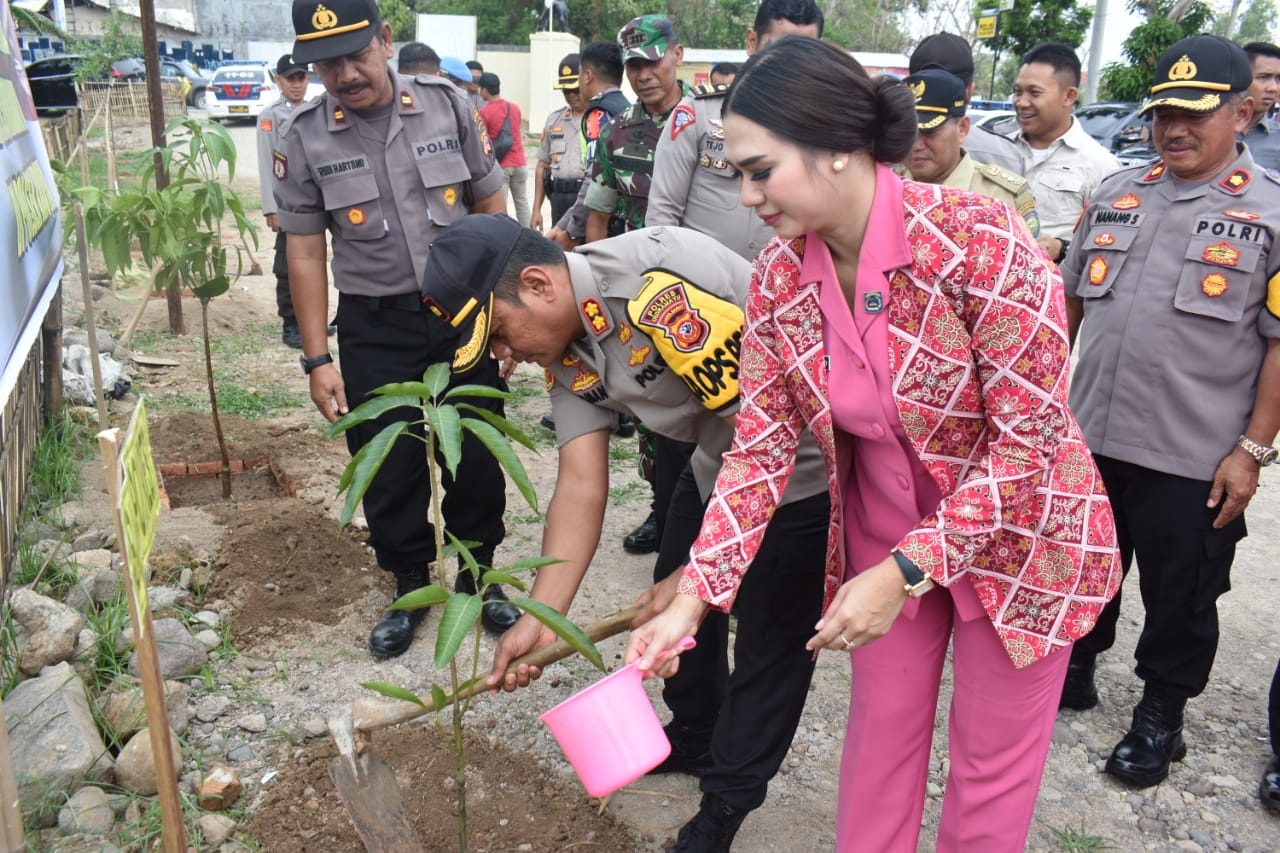 Polres Indramayu Tanam 11.550 Pohon Disebar  ke Seluruh Polsek