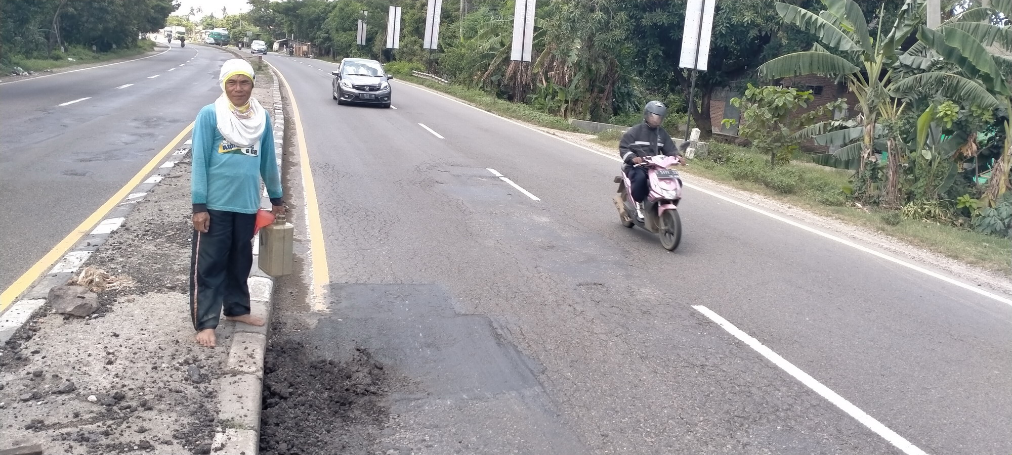 Jalan Raya Pantura Desa Langut Rusak Lagi, Makan Korban Lagi