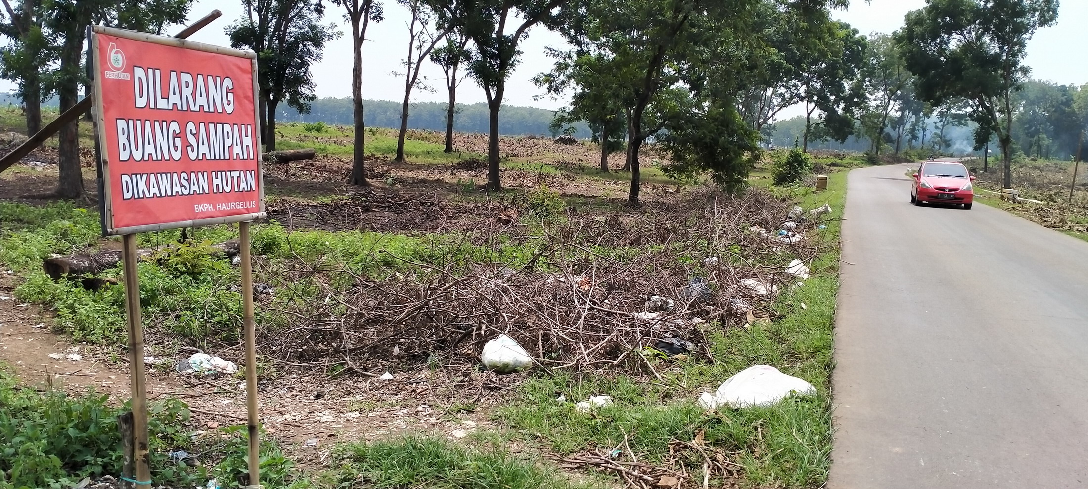 Papan Larangan Tidak Digubris, Kawasan Perhutani BKPH Harugeulis Jadi Tempat  Pembuangan Sampah