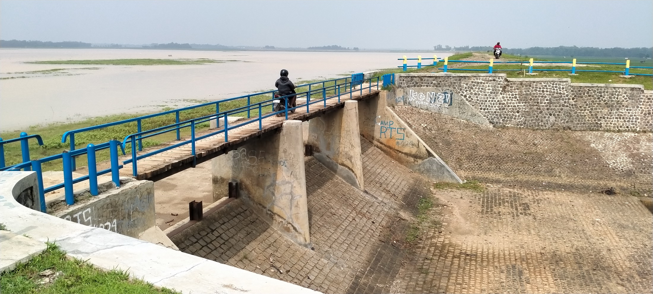 Petani Ramai-ramai Sedot Air Waduk Cipancuh