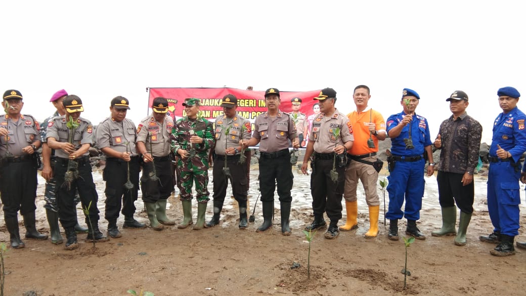 Polres Indramayu Tanam 10 Ribu Mangrove di Pantai Ujung Ori Indah Kepuh