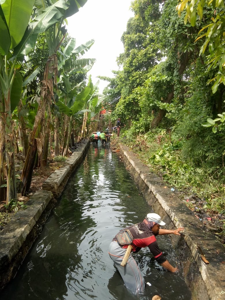 Tersumbat Sampah, Pemdes Limpas Waswas Air Meluap Rutin Lakukan Kerja Bakti