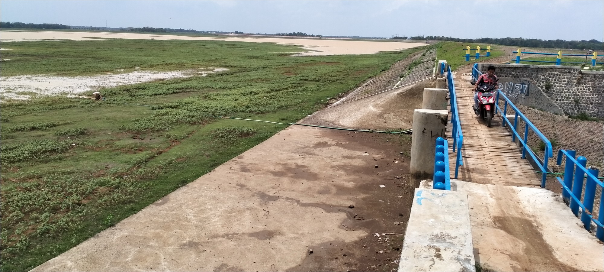 Petani Pompa Air dari Waduk Cipancuh