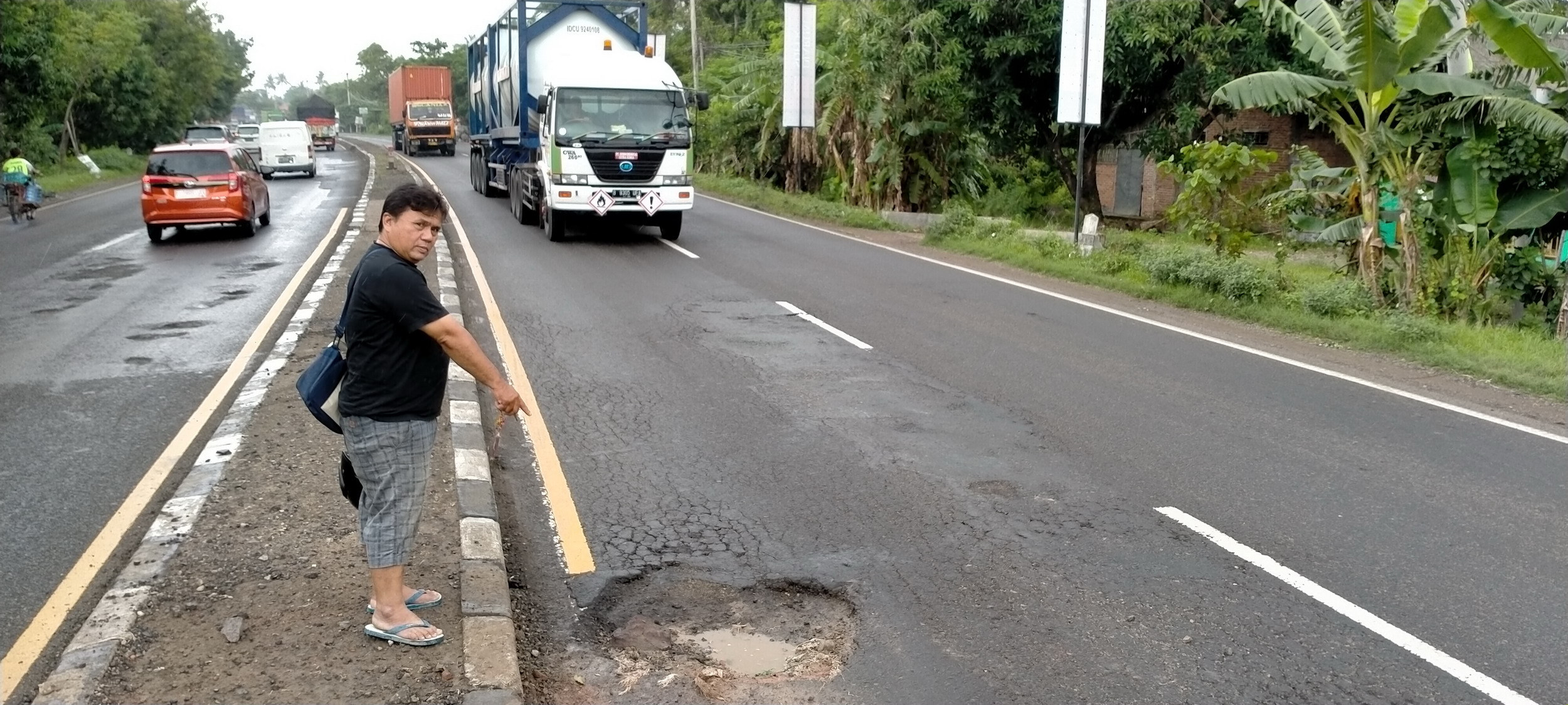 Hati-hati, Jalan Pantura Berlubang