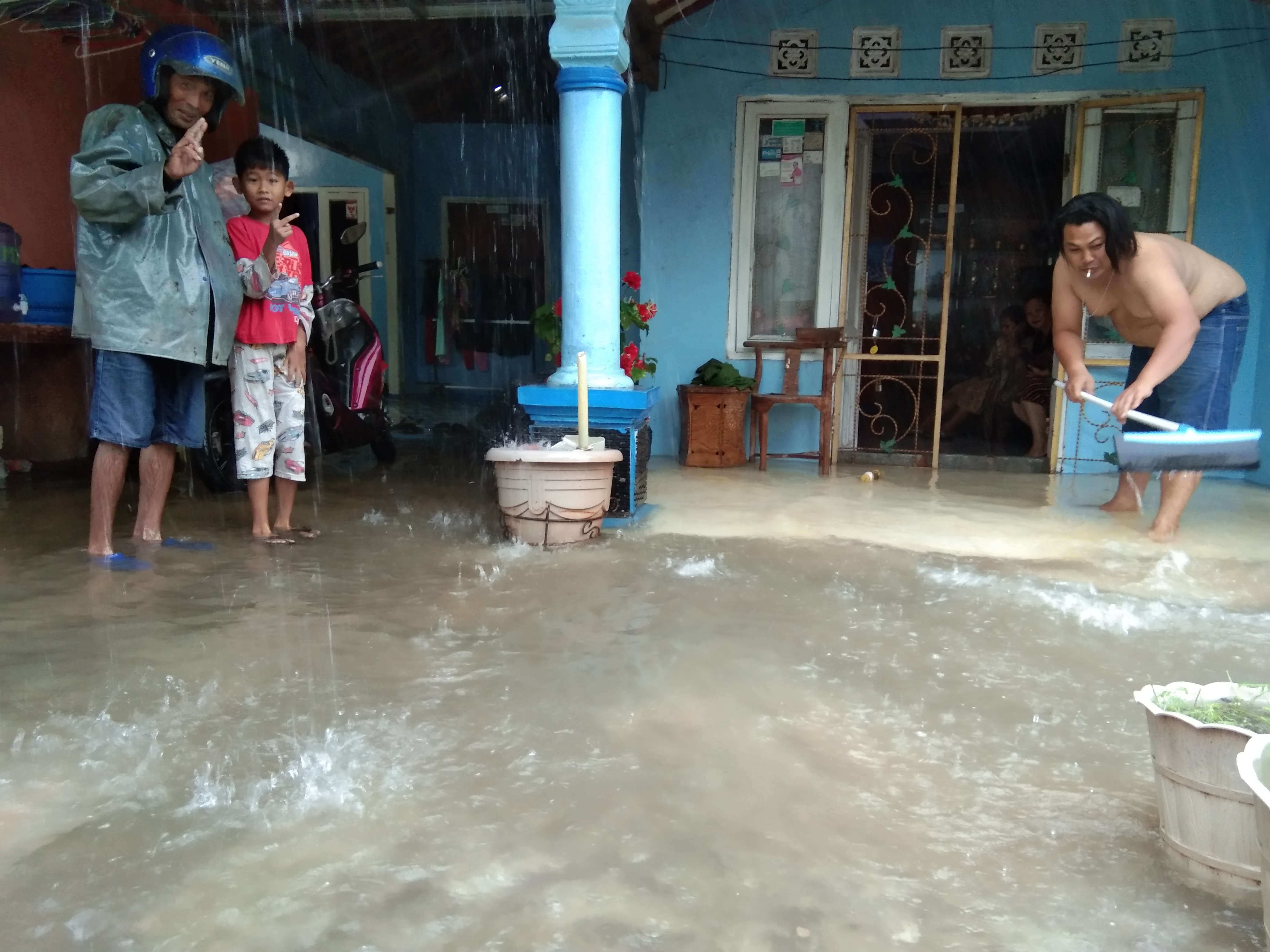 Banjir Meluas hingga Empat Kecamatan, Warga Enggan Tinggal di Posko Banjir