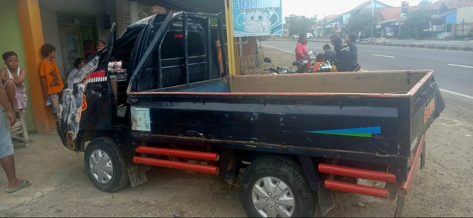 Pikap Tabrak Median Jalan, 3 Orang Terluka