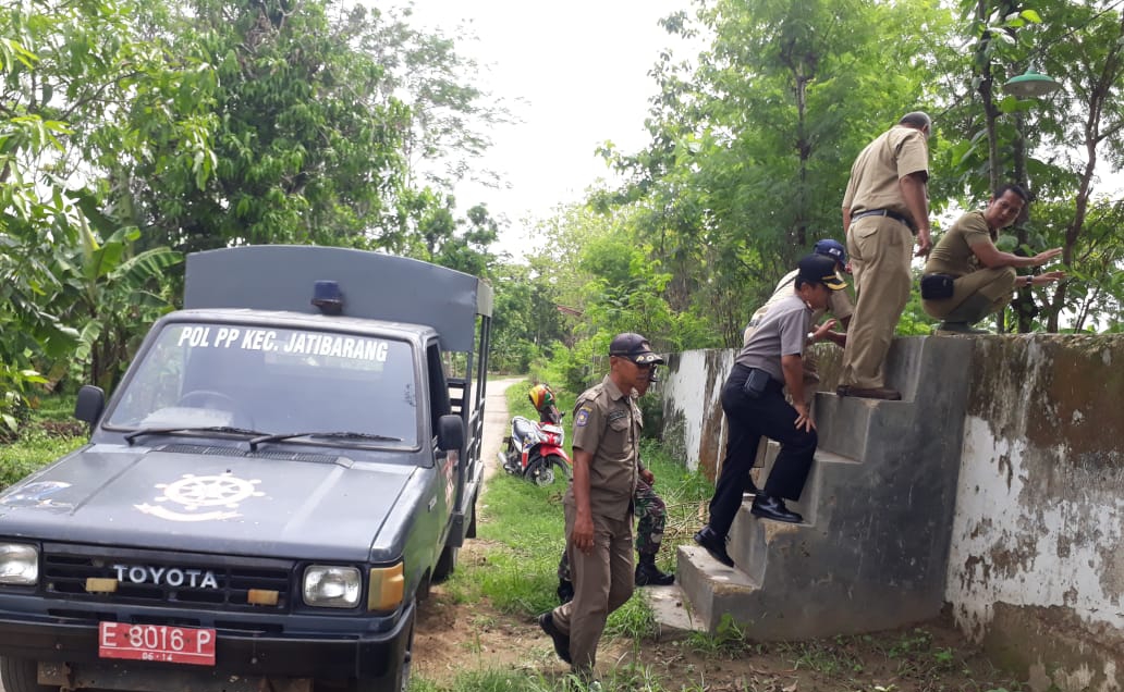 Hujan Tinggi, Pemcam Jatibarang Cek Tanggul Cimanuk