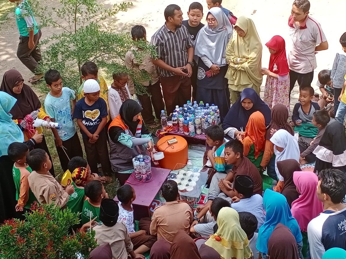 MI Sekolah Alam Indramayu Sulap Sampah Plastik Jadi Ecobrick