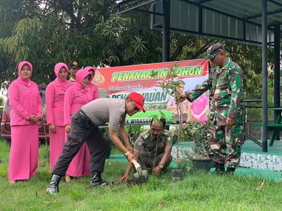 Polsek Widasari Tanam Ratusan Pohon