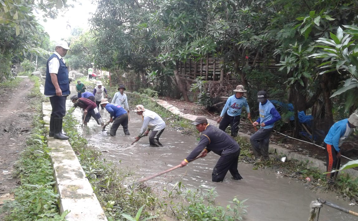 Warga Bangodua Gotong Royong Normalisasi Saluran Cipelang