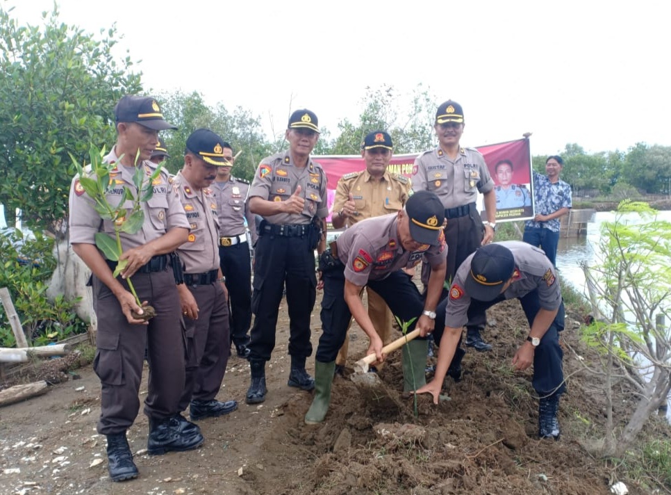 Polres Indramayu Tanam 66.600 Pohon di 3 Lokasi