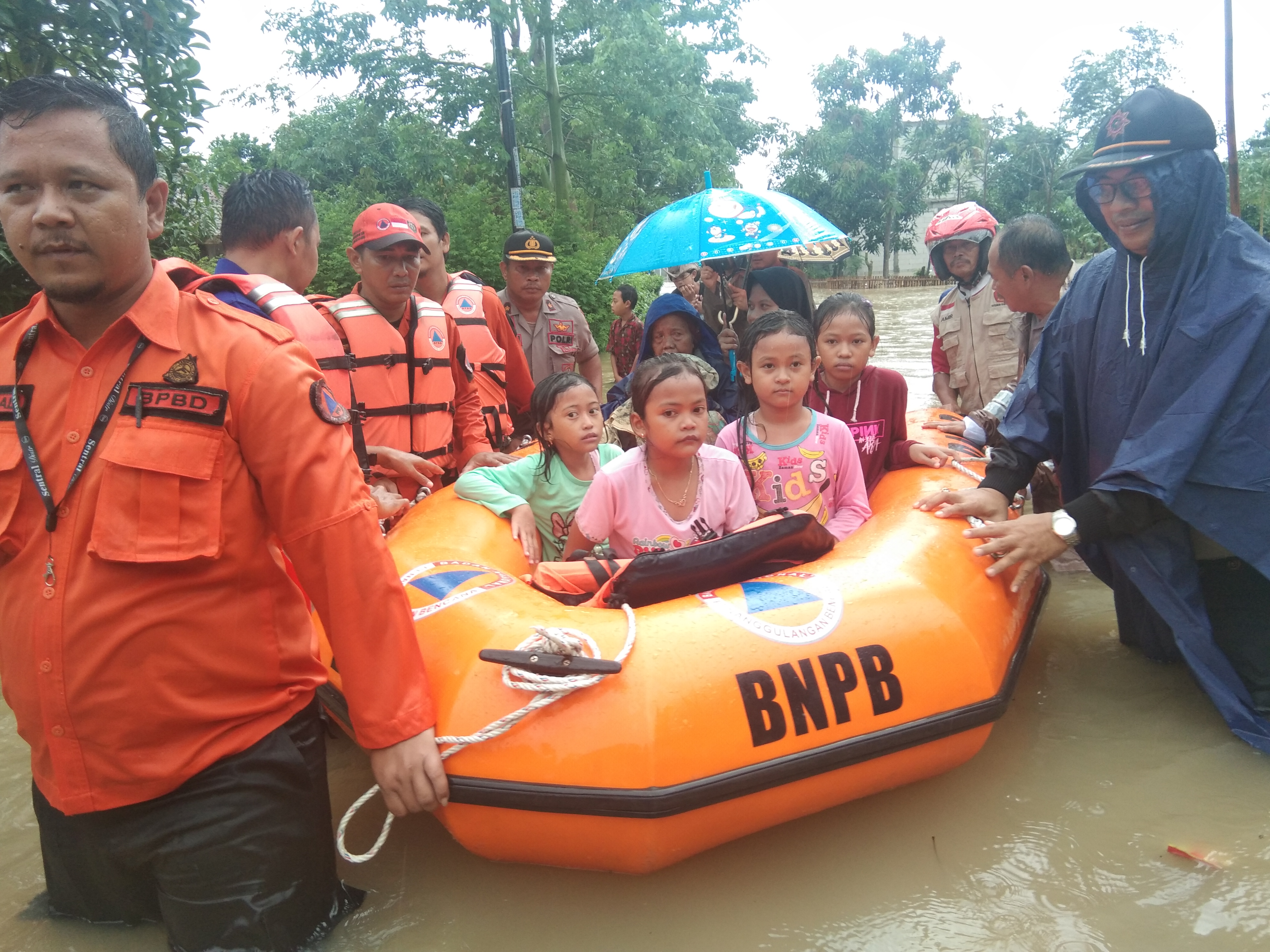 Banjir Terjang Indramayu Barat, Ratusan Rumah Terendam, Warga Tinggal di Balai Desa