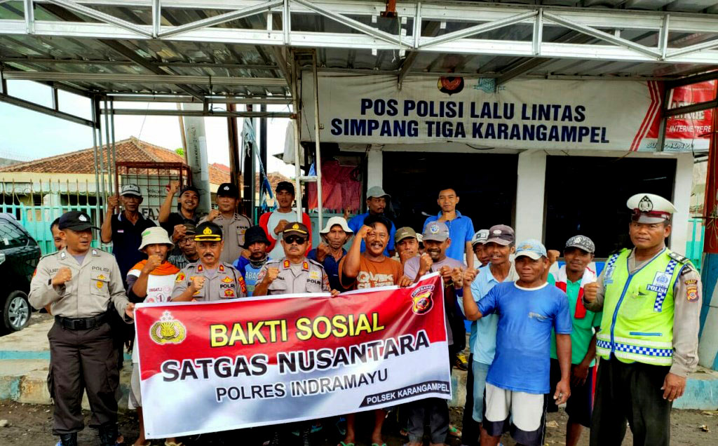 Polsek Berbagi dengan Tukang Becak