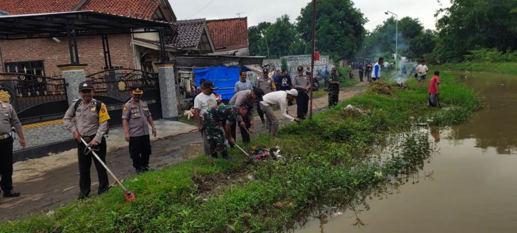 Antisipasi Banjir Kerja Bakti Bersihkan Sungai