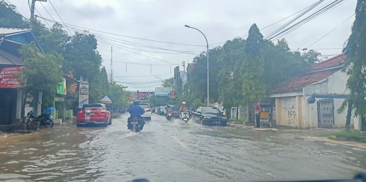 Hujan Deras Guyur Indramayu Sejumlah Ruas Jalan Tergenang Banjir 8142