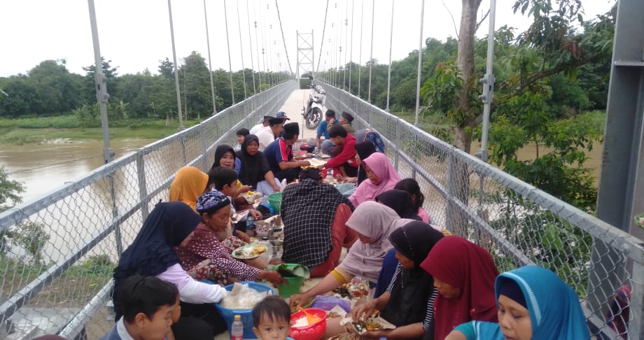 Warga Cangko Syukuran di Jembatan Gantung