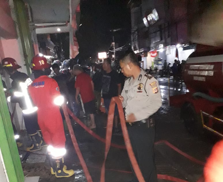 Diduga Korsleting Listrik, Dua Toko Hangus Terbakar