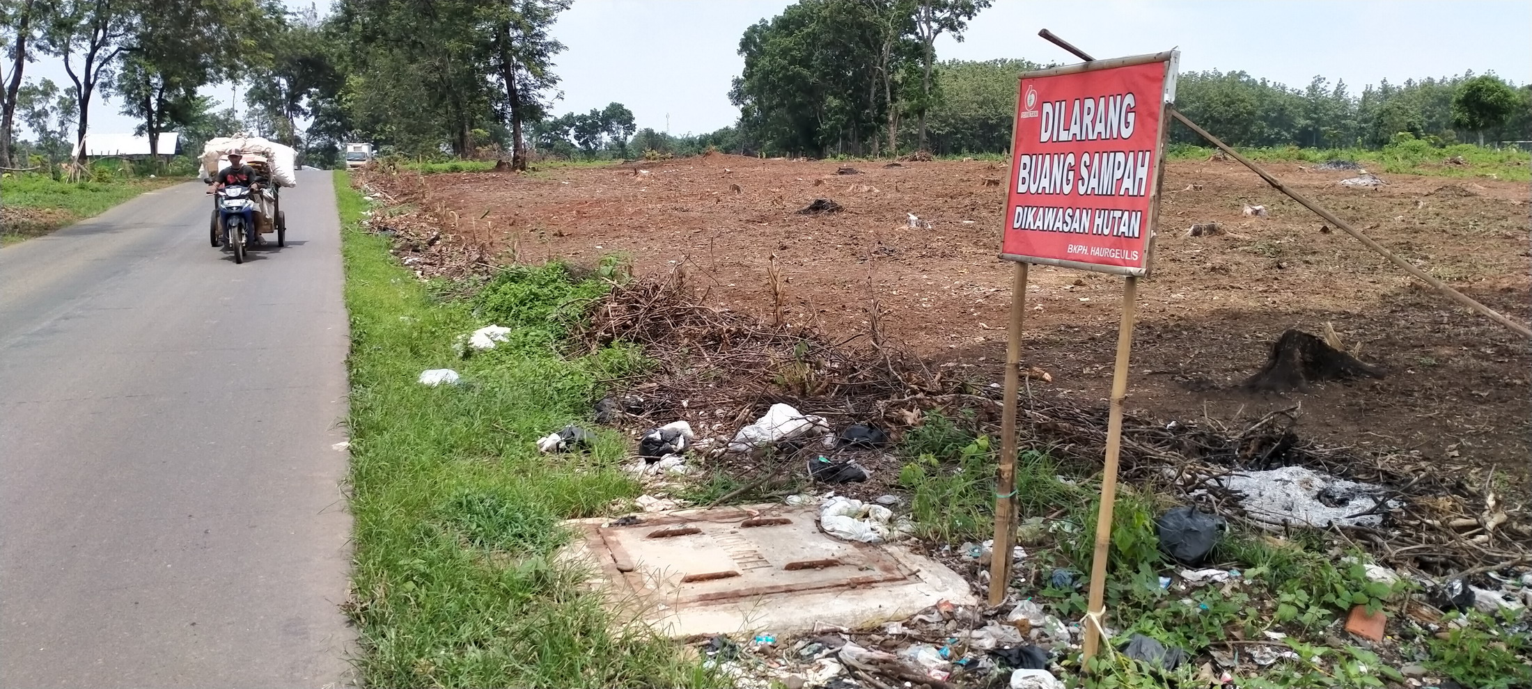 Sampah Berserakan di Kawasan Hutan