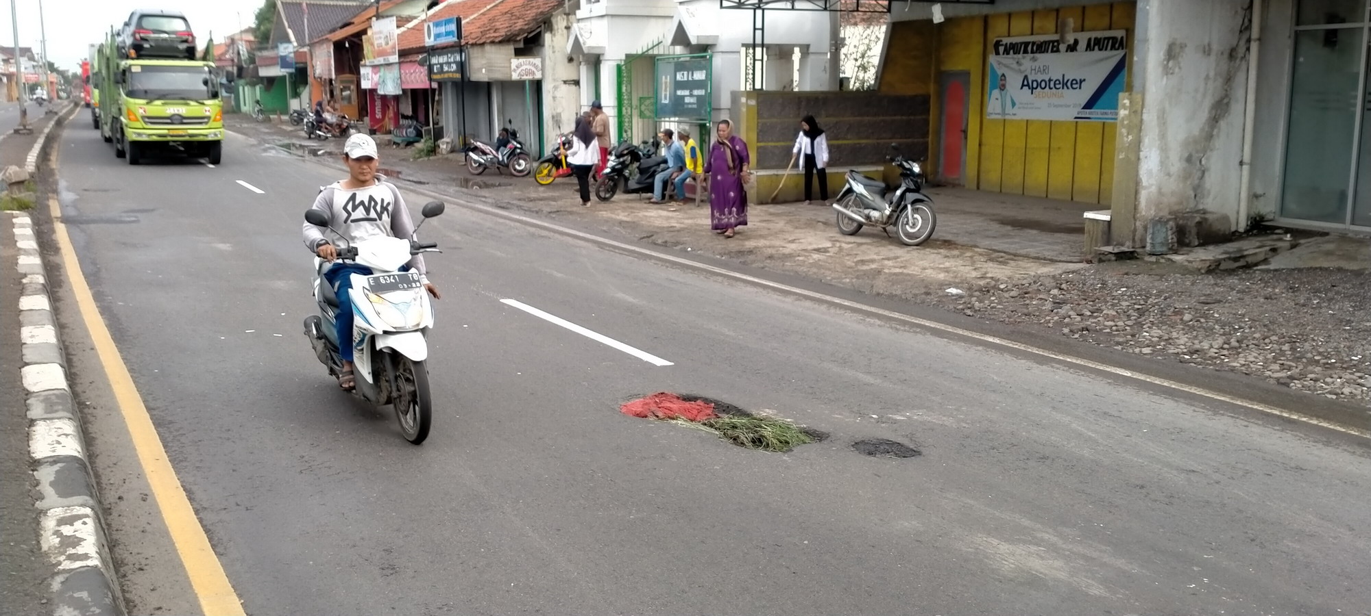 Prihatin Jalan Rusak, Warga Tambal Lubang Jalan Pantura