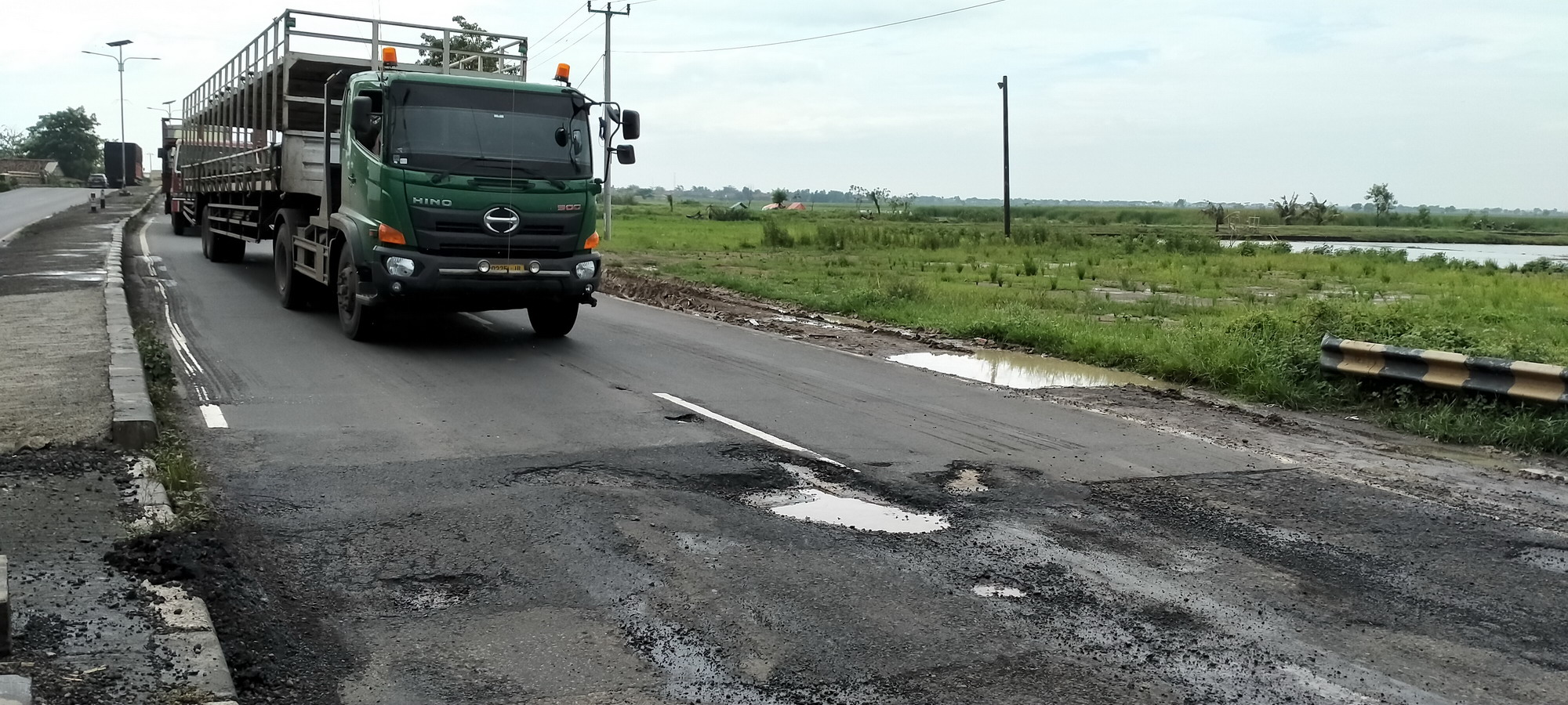 Waspada Jalan Pantura Rusak Berat