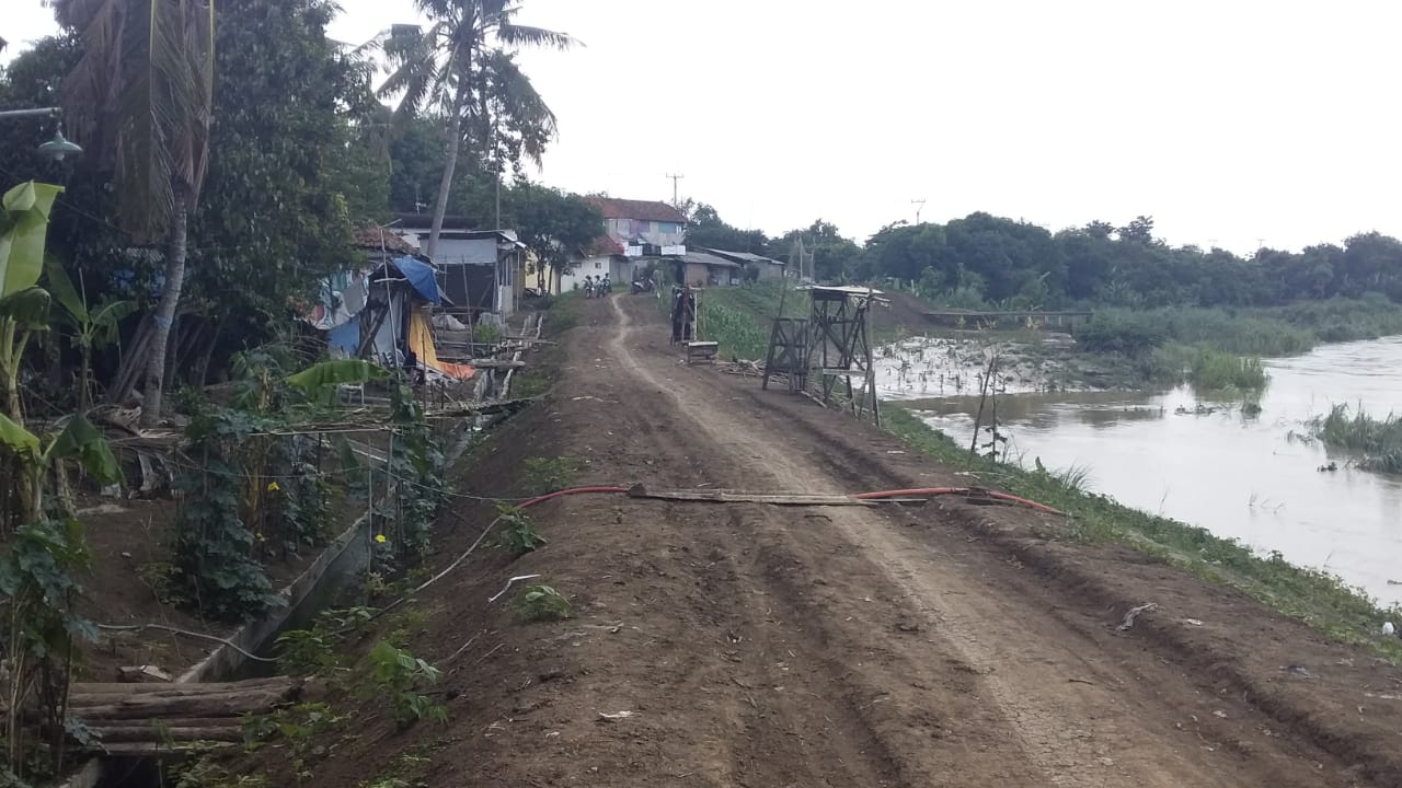 Permukiman Warga  Kertasemaya Terancam Banjir, Tanggul Ciamnuk Kembali Ambles