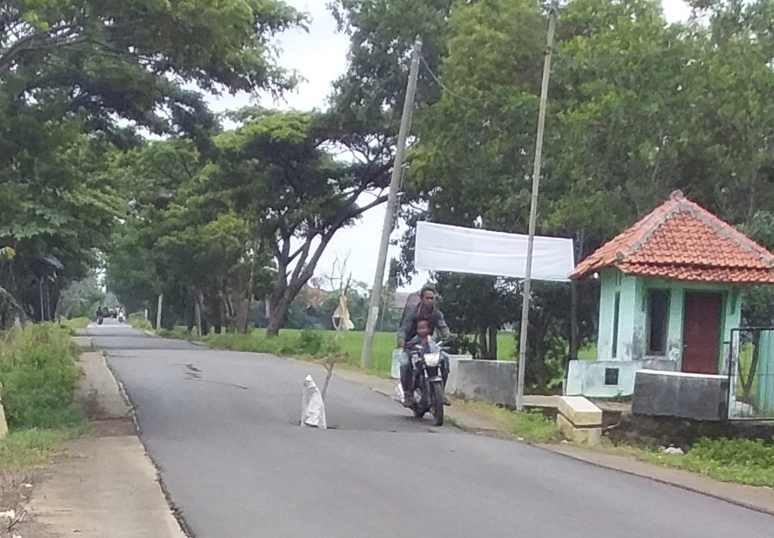 Warga Desak Perbaiki Jalan Ambles