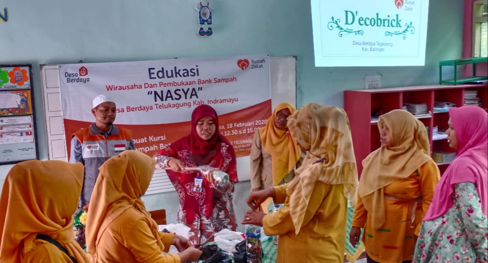 Kader Posyandu dan Guru SDN2 Telukagung Sulap Sampah Plastik Bernilai Ekonomis