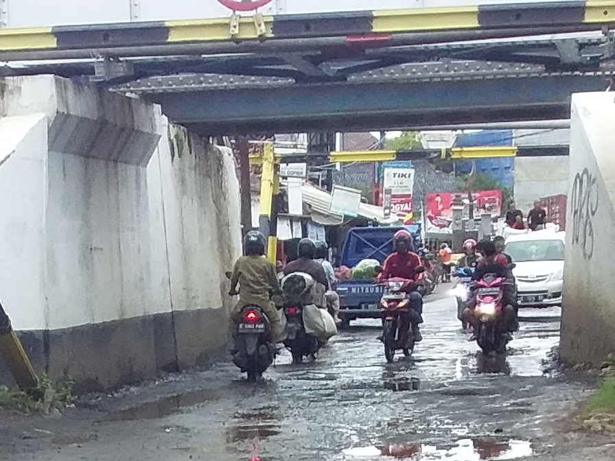 Jalan Terowongan KA Rusak Parah, Warga Desak Instansi Terkait Bertindak Cepat