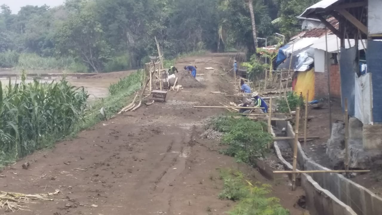 Warga Kertasemaya Ronda Malam di Sekitar Tanggul Sungai Cimanuk