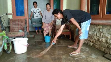 Banjir Surut,  Warga Bersihkan Rumahnya