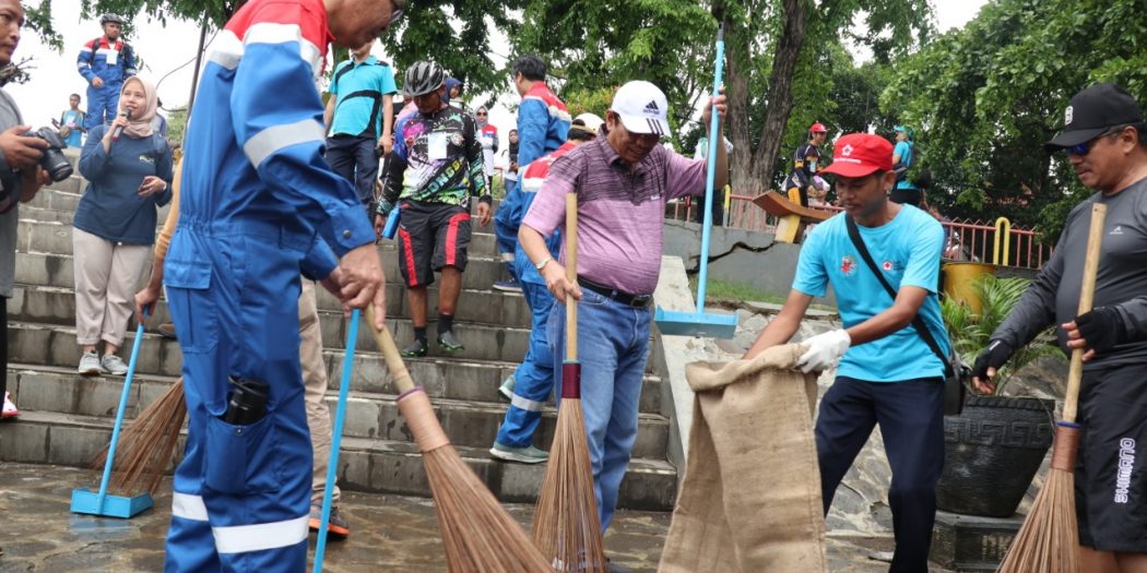 Ribuan Warga Bersihkan Kali Cimanuk Lama