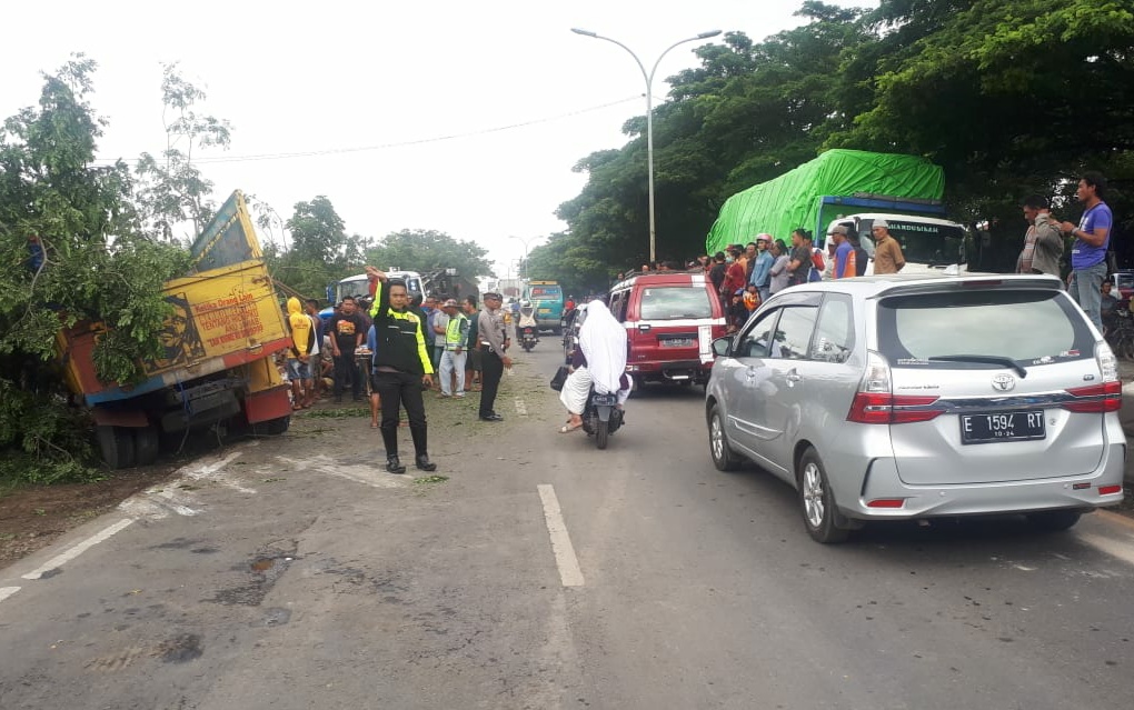 Truk Tabrak Pohon, 1 Tewas