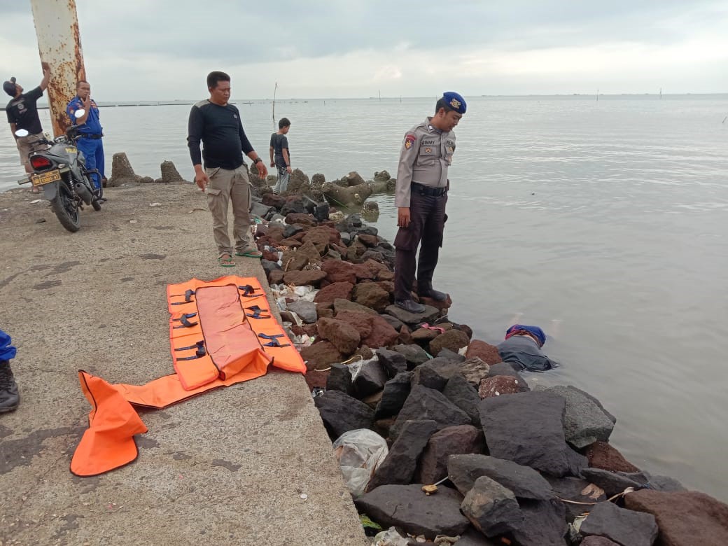 Mayat Pria Terapung di Muara Karangsong